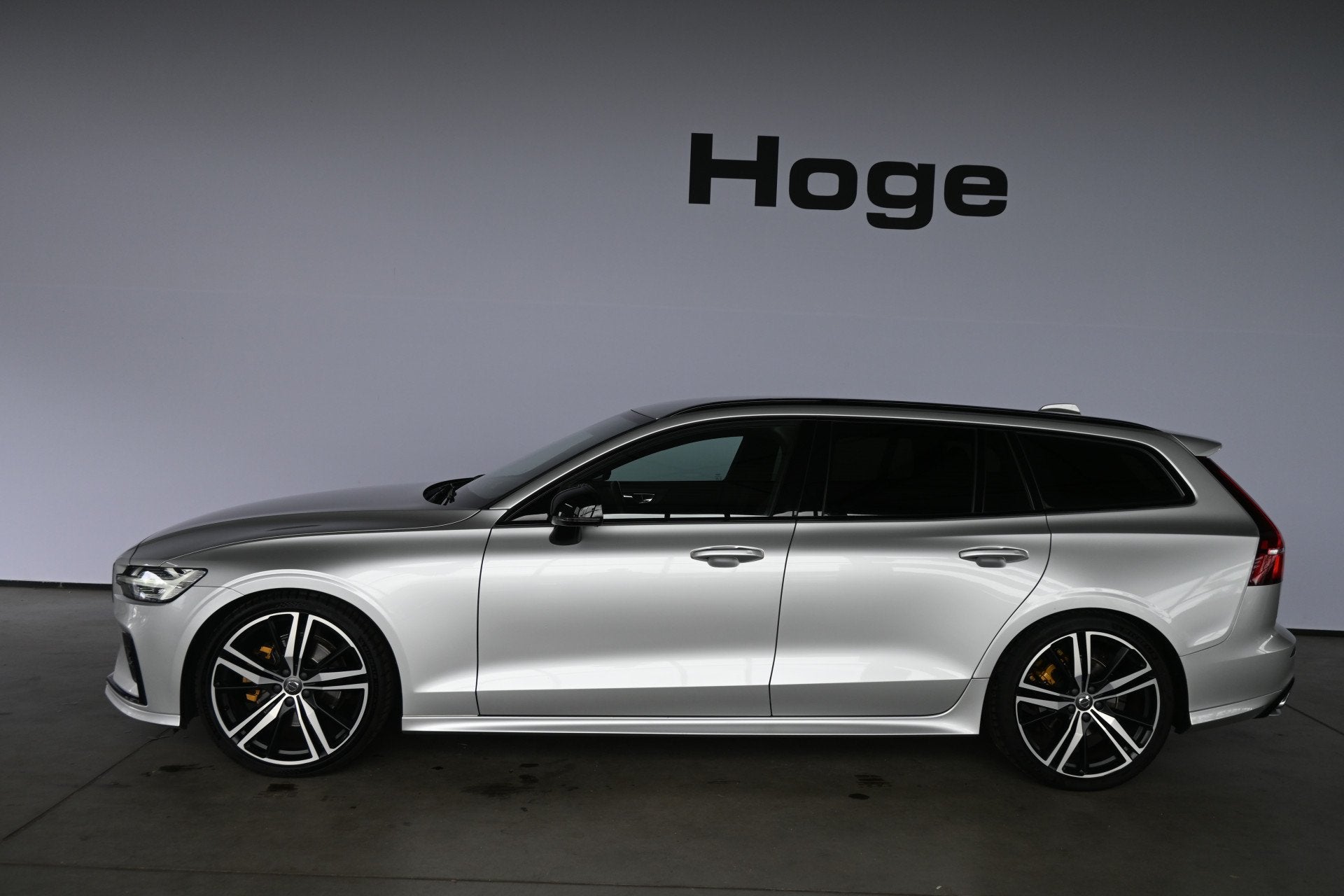 Volvo V60 2.0 B4 R-Design Navigatie Carplay Stoel/Stoelverwa, 4 cilinders, Hybride Elektrisch/Benzine, 1677 kg, Te koop