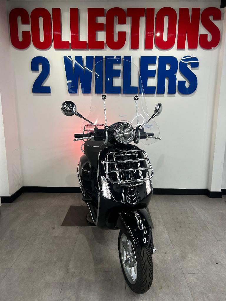 Vespa Primavera Facelift 11-2025 Glans Zwart IN NIEUWSTAAT, Fietsen en Brommers, Scooters | Vespa, Overige modellen, Maximaal 45 km/u