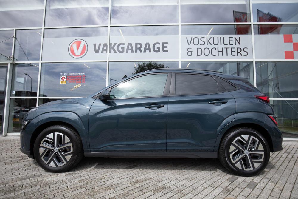 Hyundai Kona EV Executive 64 kWh | Warmtepomp | Premium audi, 12 maanden, Gebruikt, Zwart, Automatische klimaatregeling