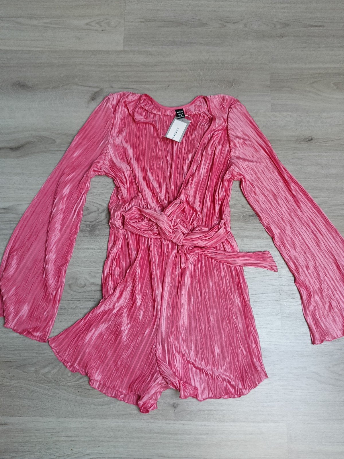Roze geplooide playsuit met lange mouwen, Kleding | Dames, Jumpsuits, Maat 38/40 (M), Nieuw, Ophalen of Verzenden, Roze