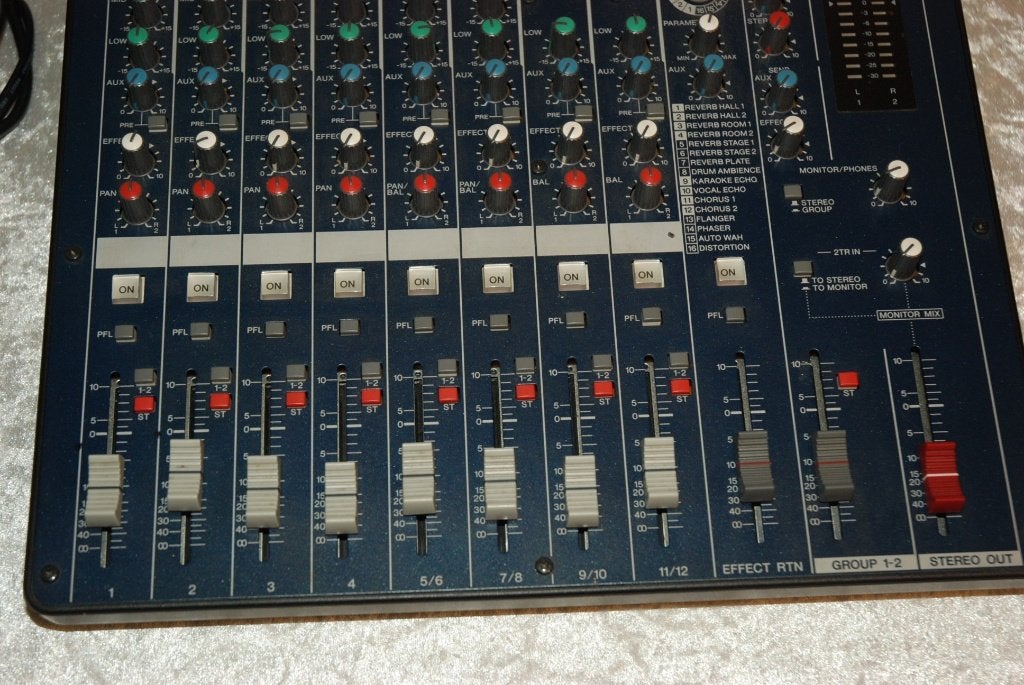 Yamaha MG124CX mengpaneel  12 kanalen met voeding <26260928>, Gebruikt, ., Drums of Percussie, Ophalen of Verzenden