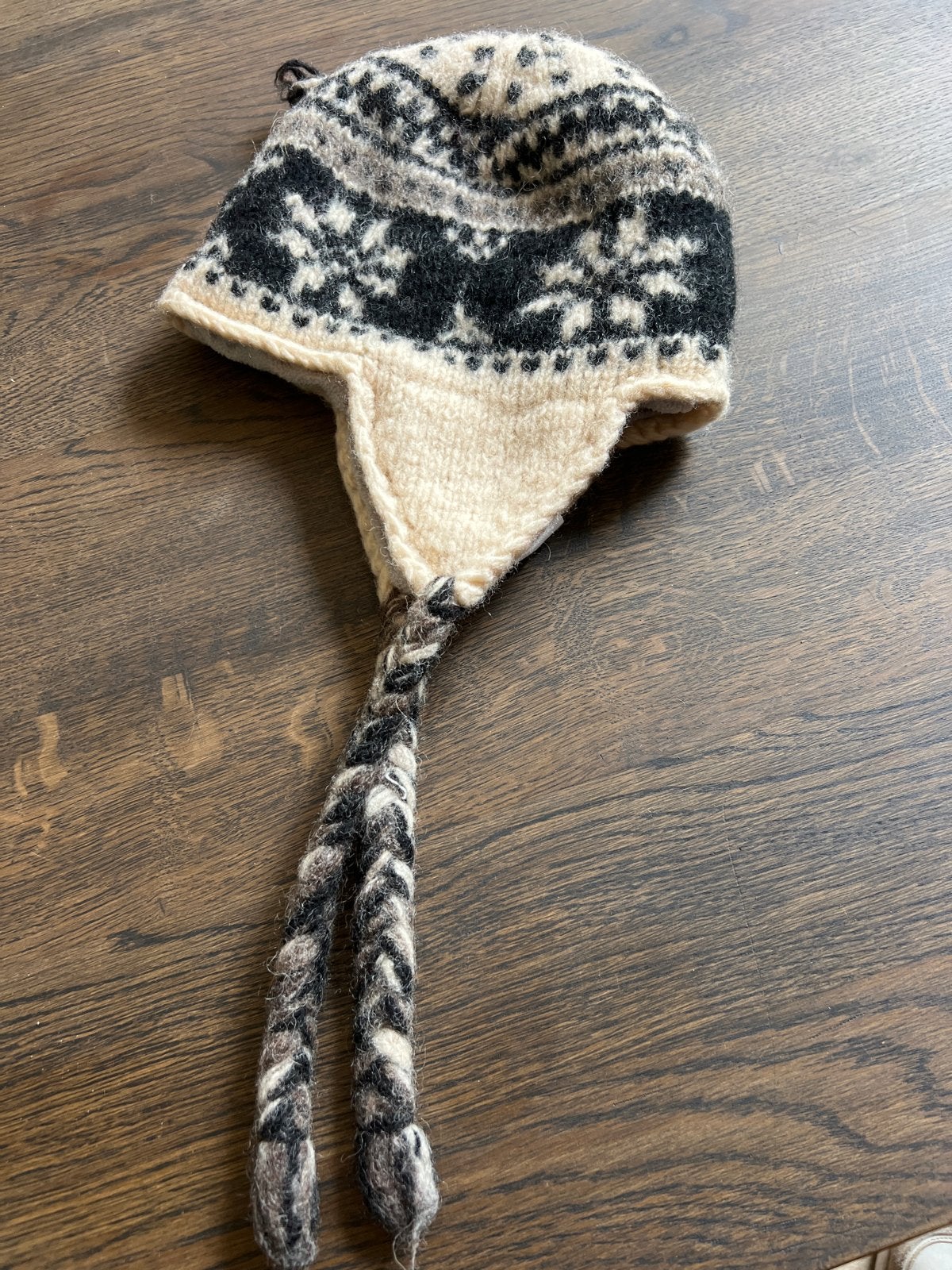 Warme gebreide muts met oorflappen en vlechtjes, Ophalen of Verzenden, Zo goed als nieuw, One size fits all, Hoed