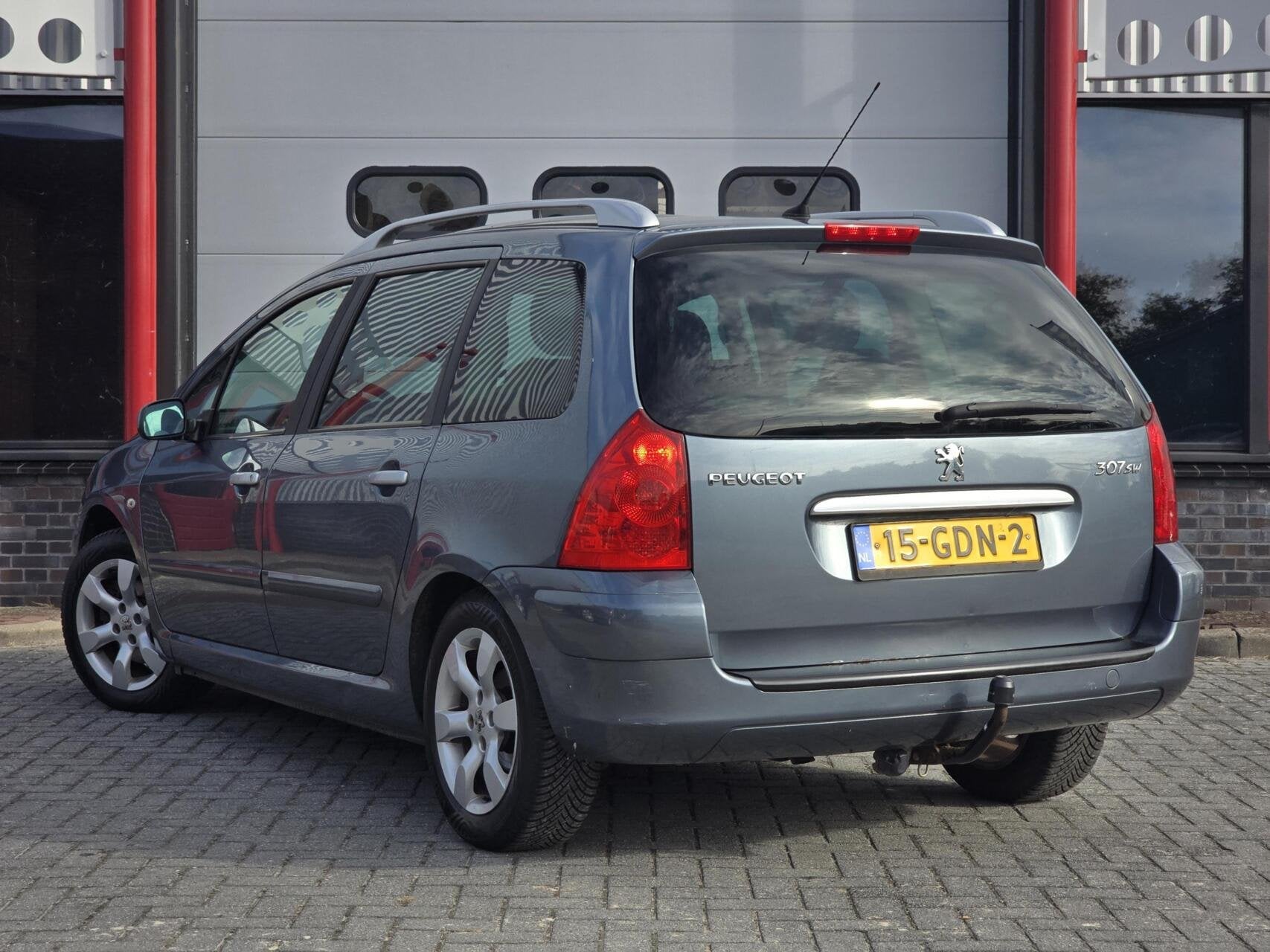 Peugeot 307 SW 2.0-16V Premium Pano/Clima/Trekhaak/Cruise, Auto's, Gebruikt, Zwart, 4 cilinders, 7 stoelen
