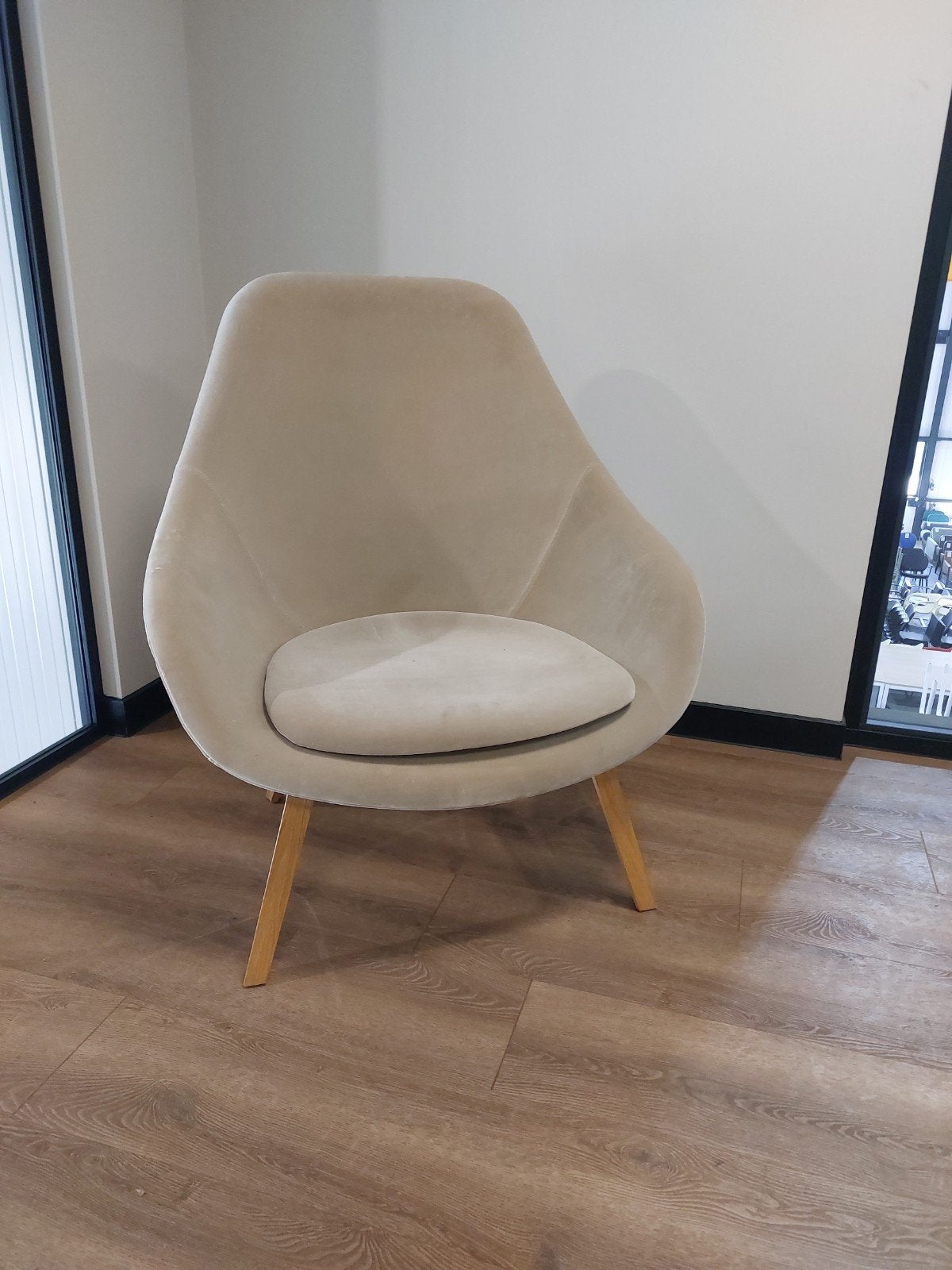 HAY Fauteuil - Comfortabele en stijlvolle lounge stoel, Huis en Inrichting, Hout, Modern, Scandinavisch, 75 tot 100 cm, Ophalen of Verzenden