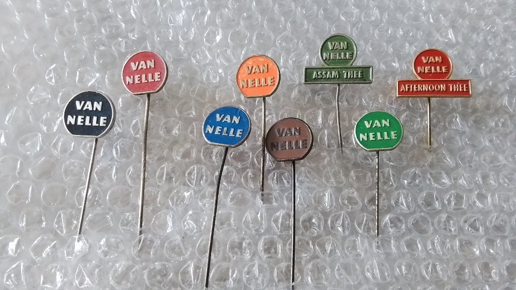 8 verschillende speldjes van nelle koffie en thee, Verzamelen, Speldjes, Pins en Buttons, Ophalen of Verzenden, Zo goed als nieuw
