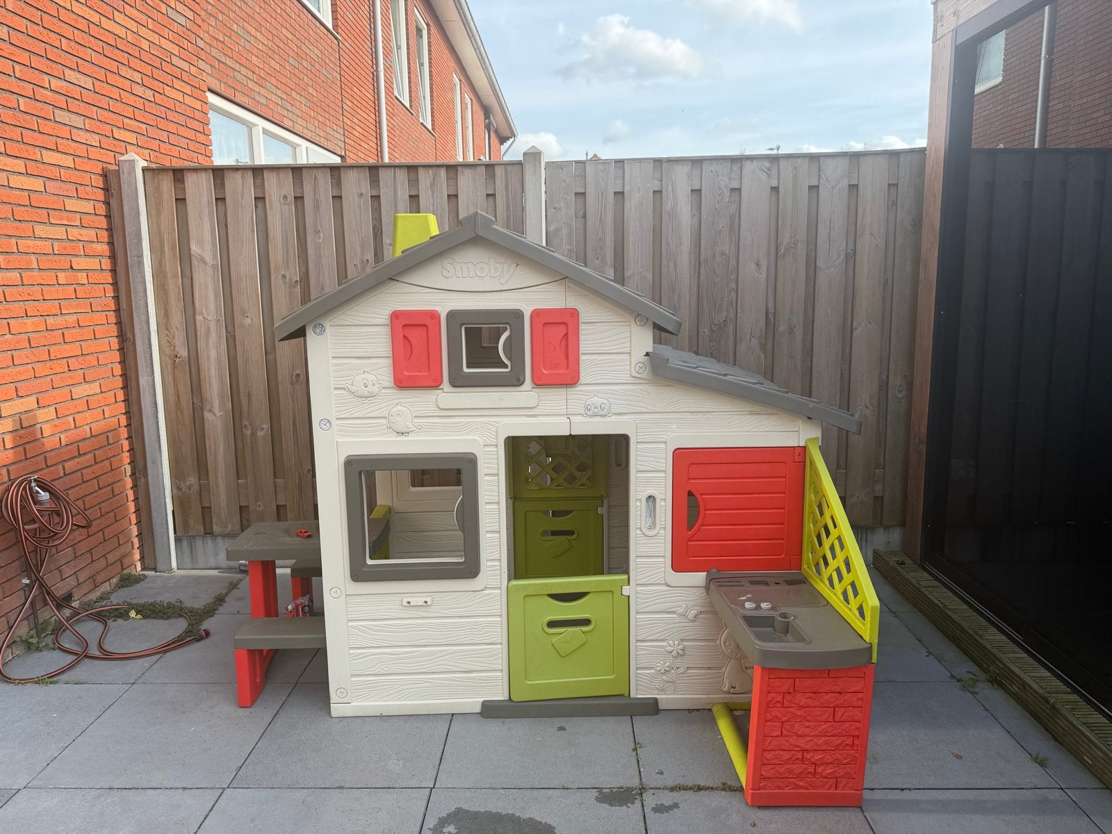 Smoby Speelhuisje met Keuken en Picknicktafel, Kinderen en Baby's, Ophalen of Verzenden, Gebruikt, Kunststof
