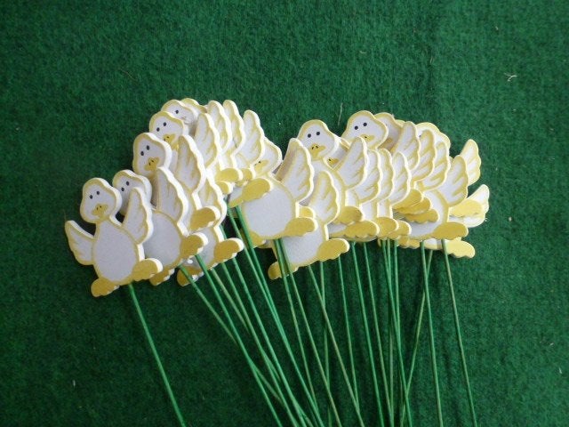 NIEUW 21 geel / wit gekleurde houten eendjes op stok 50 cm, Diversen, Pasen, Ophalen of Verzenden, Nieuw