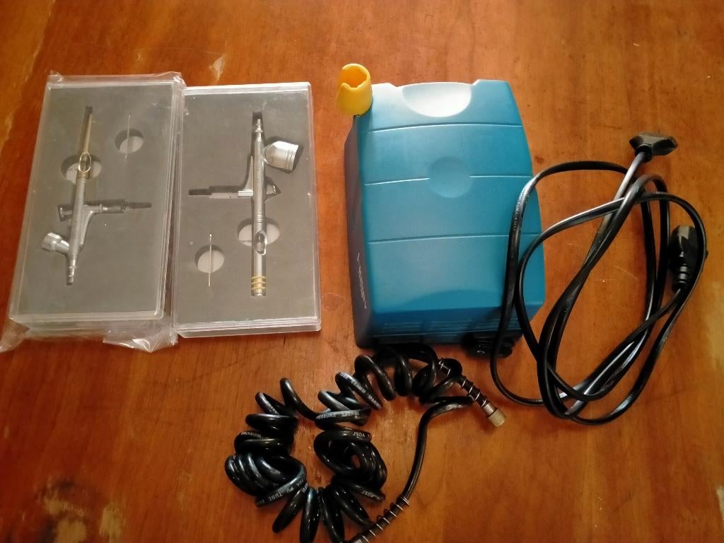 Airbrush  met 2x pistool, Ophalen, Zo goed als nieuw