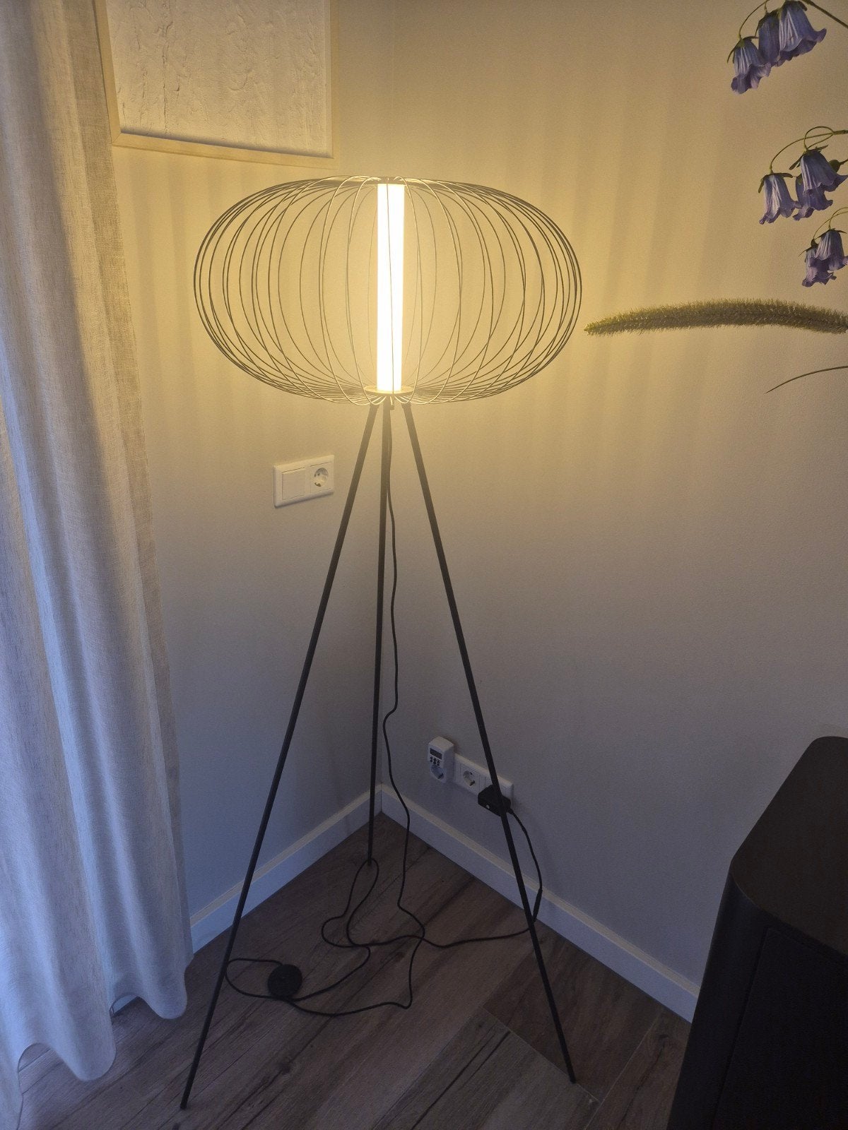 Design/ minimalistische vloerlamp met Draadkap en Driepoot, Ophalen of Verzenden, Zo goed als nieuw, Metaal, Modern, Design, Industrieel