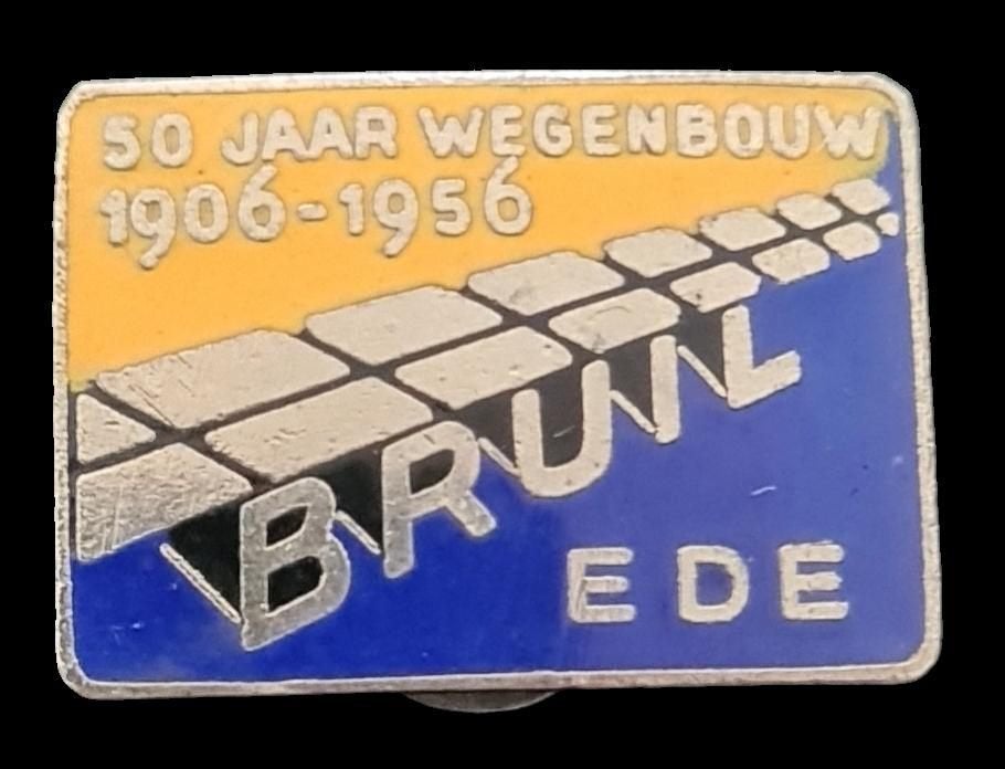 Bruil Ede 50 jaar wegenbouw 1906-1956 knoopspeld 20x14 mm., Verzenden, Nieuw, Merk, Speldje of Pin