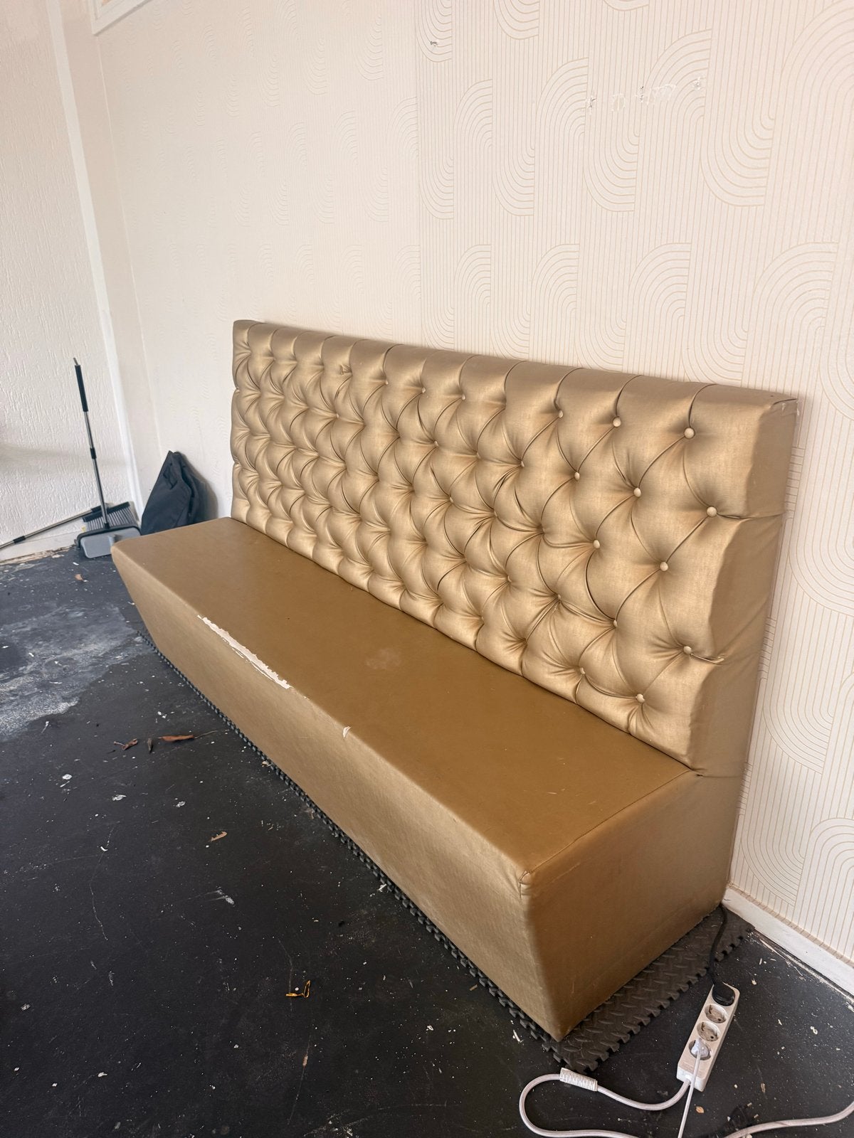 GRATIS OPHALEN! Gouden bank met gecapitonneerde rugleuning, Ophalen, Gebruikt, Stof