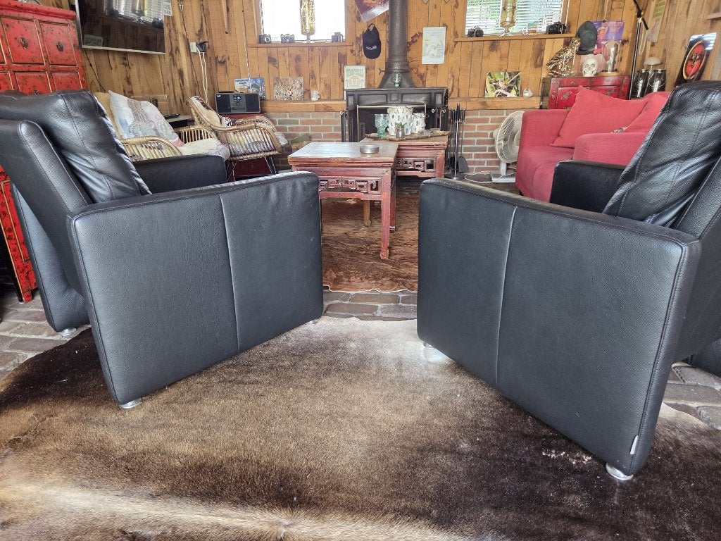 2 zwart lederen fauteuils merk Schillig, Ophalen, Gebruikt, Past zowel in een klassieke als in een hedendaagse inrichting, 50 tot 75 cm