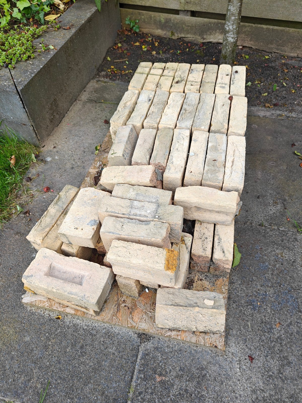 Gratis afhalen! Gele bakstenen - ca. 50 stuks (210x95x50 mm), Ophalen, Bakstenen