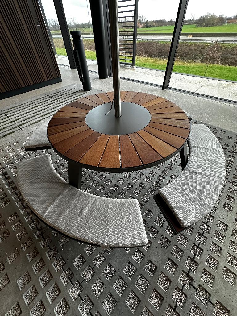 Extremis Pantagruel Gargantua Hopper tafel + Inumbra parasol, Waterstad 23, Rond, Aluminium, Zo goed als nieuw