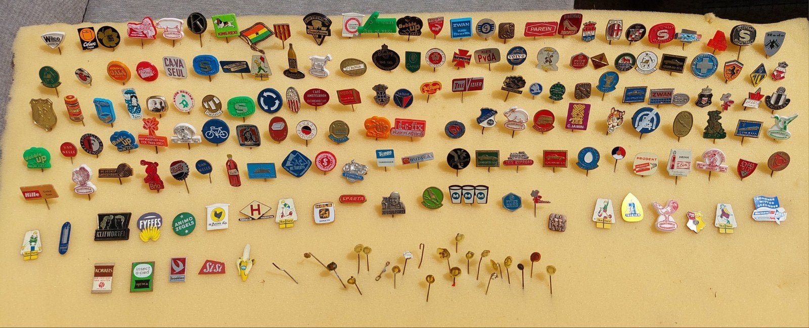 Grote collectie vintage speldjes en pins (200+ stuks), Verzamelen, Speldjes, Pins en Buttons, Ophalen, Gebruikt, Overige onderwerpen