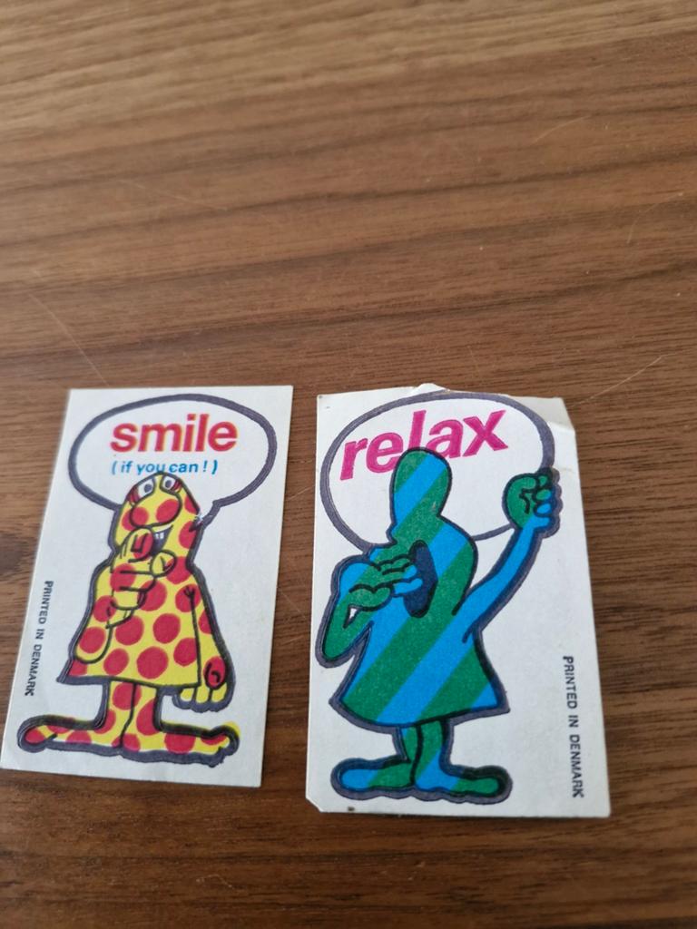 7588 Vintage 'Smile'en 'Relax' stickers - Printed in Denmark, Verzamelen, Stickers, Ophalen of Verzenden, Gebruikt, Overige typen