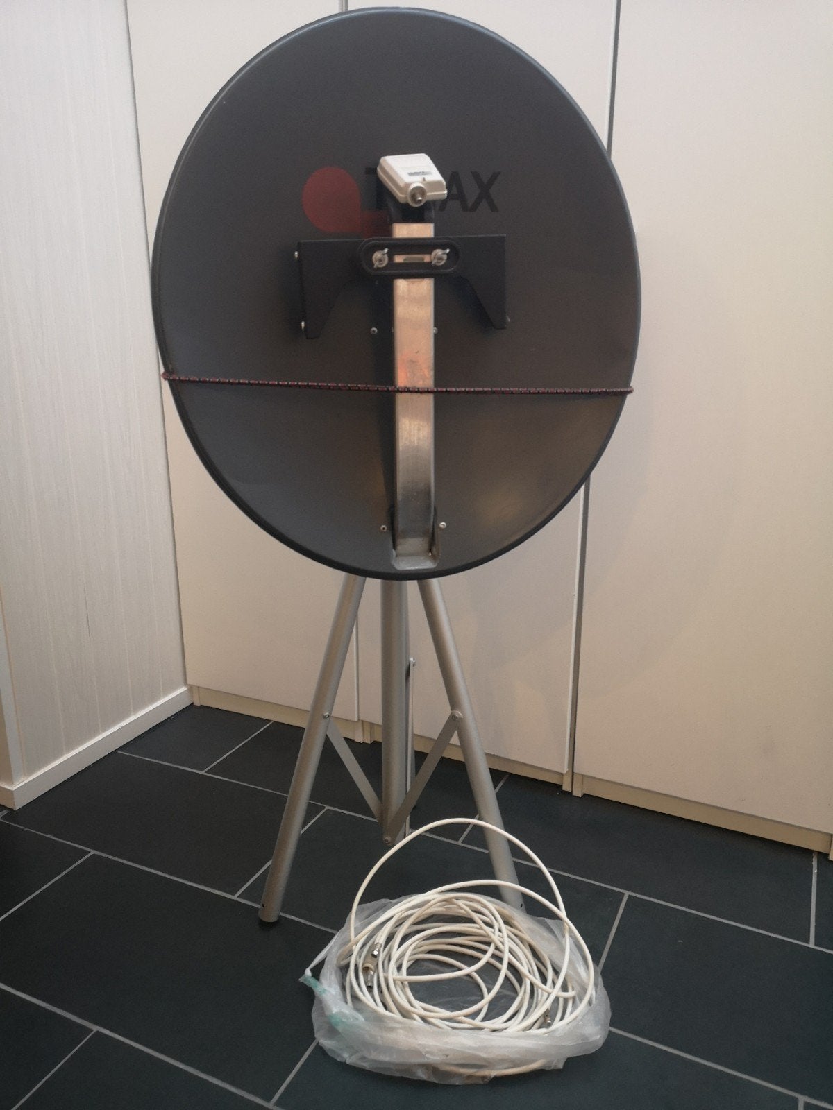 Triax schotelantenne met statief en ALPS LNB, Audio, Tv en Foto, Schotelantennes, Ophalen, Gebruikt, (Schotel)antenne, Overige merken
