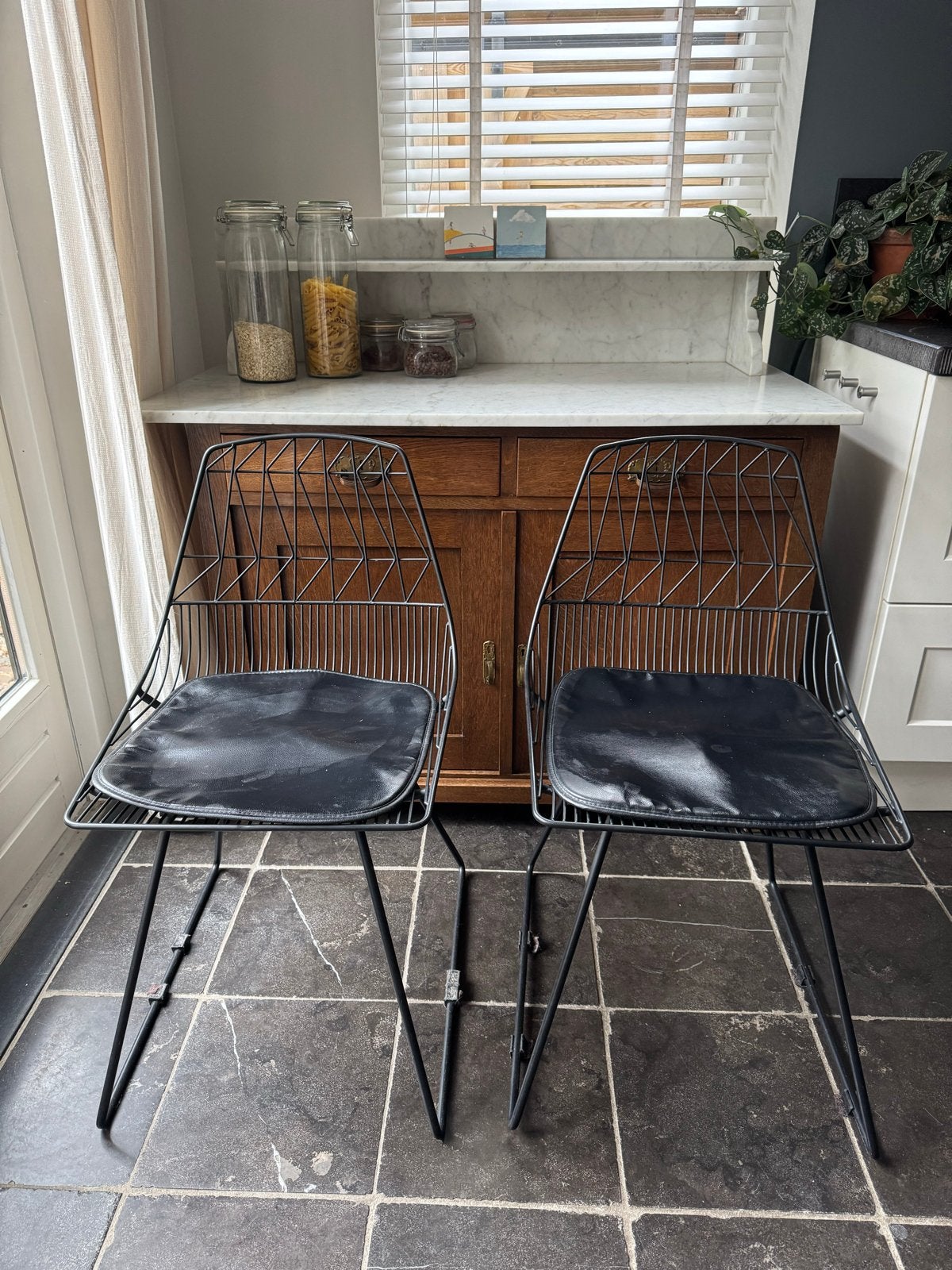 2 Zwarte Metalen Eetkamerstoelen - Zithoogte 47cm, Ophalen, Gebruikt, Twee, Zwart