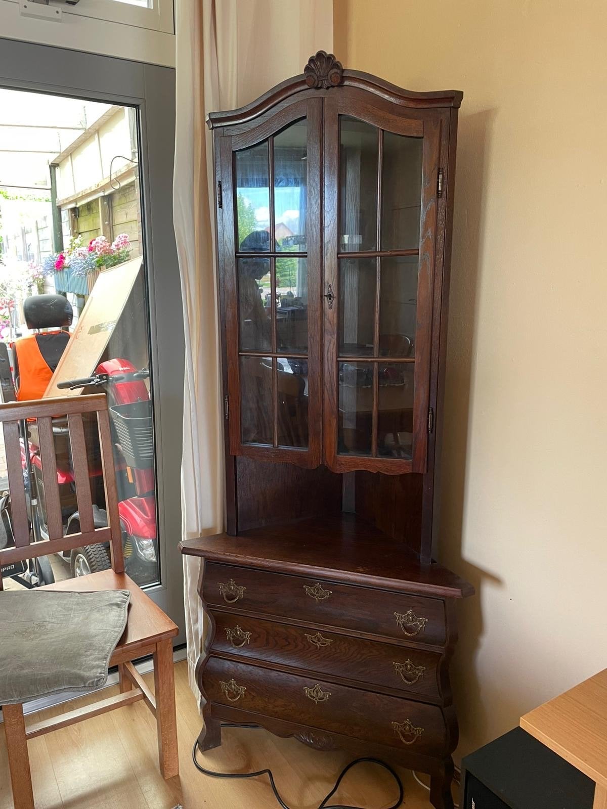 Antieke hoekkast met vitrine en lades, Ophalen
