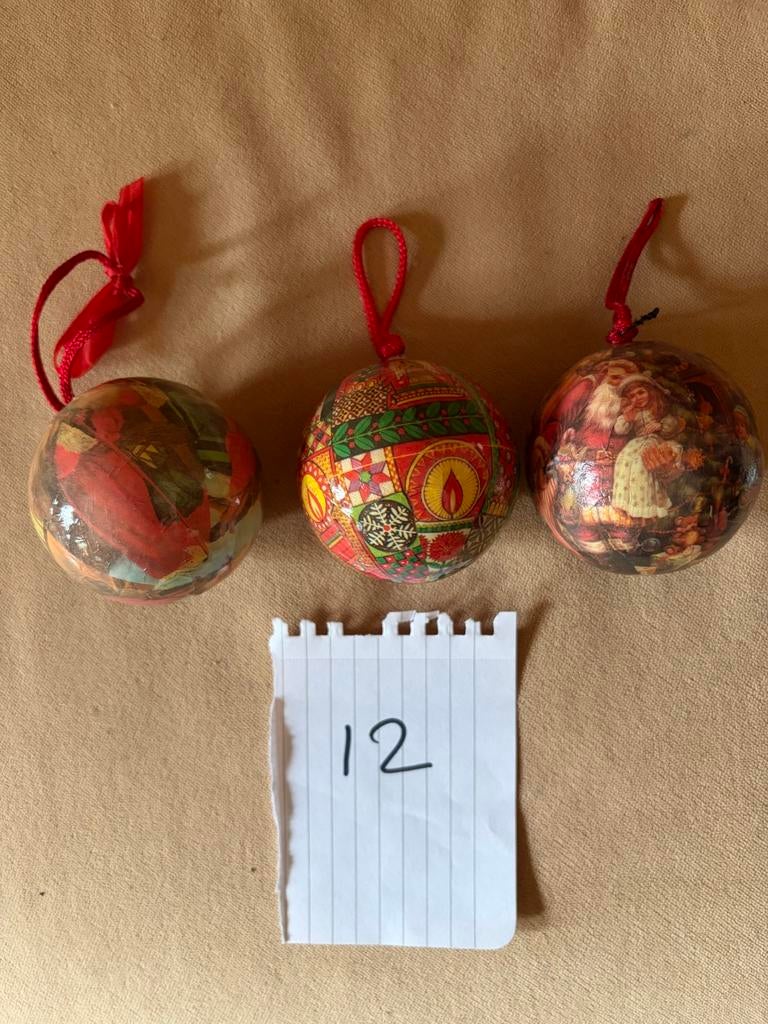 3 kerstballen papier 6 cm rood kerstman, Diversen, Kerst, Ophalen of Verzenden, Zo goed als nieuw