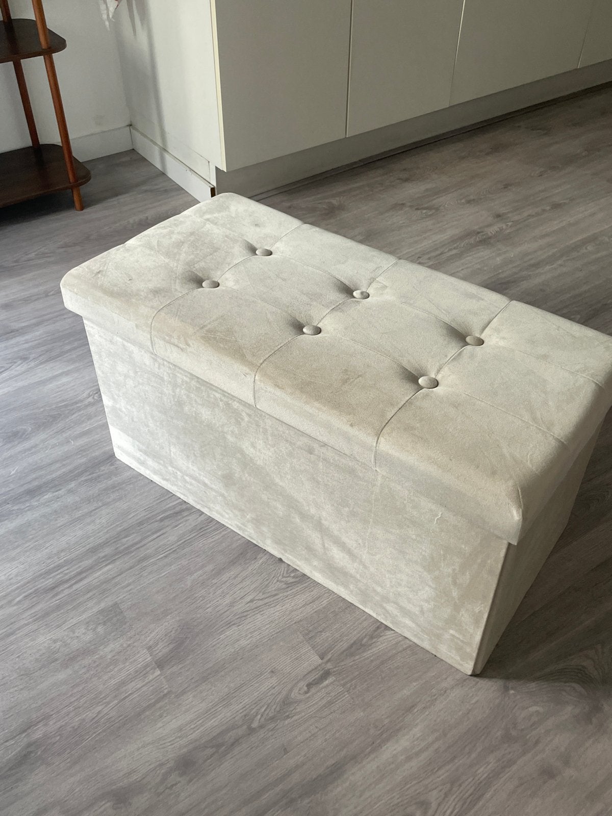 Luxe Opbergpoef - Crèmekleurig Fluweel met Knopen, Zo goed als nieuw, Stof, Rechthoekig, 50 tot 75 cm
