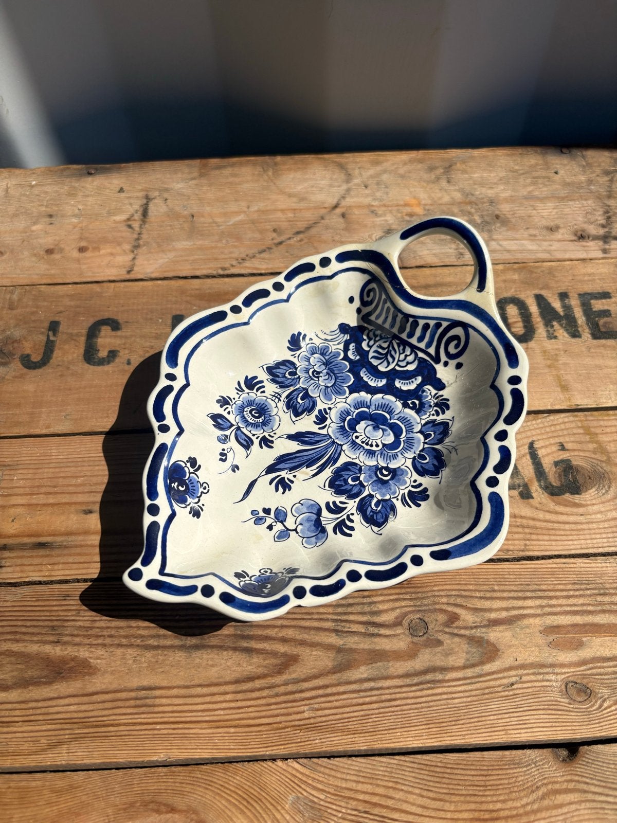 Delfts Blauw Bladvormig Schoteltje - Handgeschilderd, Antiek en Kunst, Ophalen of Verzenden