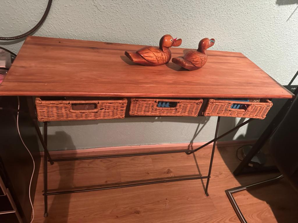 Houten bureau met rieten mandjes, 50 tot 100 cm, Ophalen of Verzenden, Zo goed als nieuw, 25 tot 50 cm