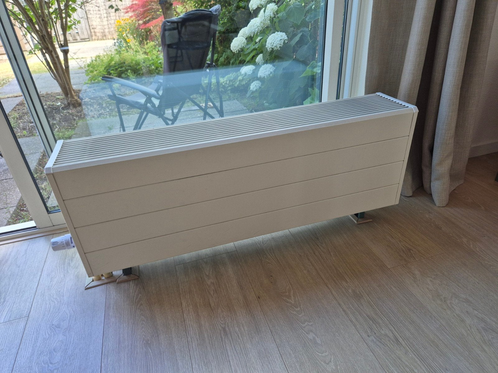 Witte Jaga convector radiator met thermostaatknop, Ophalen, 30 tot 80 cm, Radiator, Zo goed als nieuw