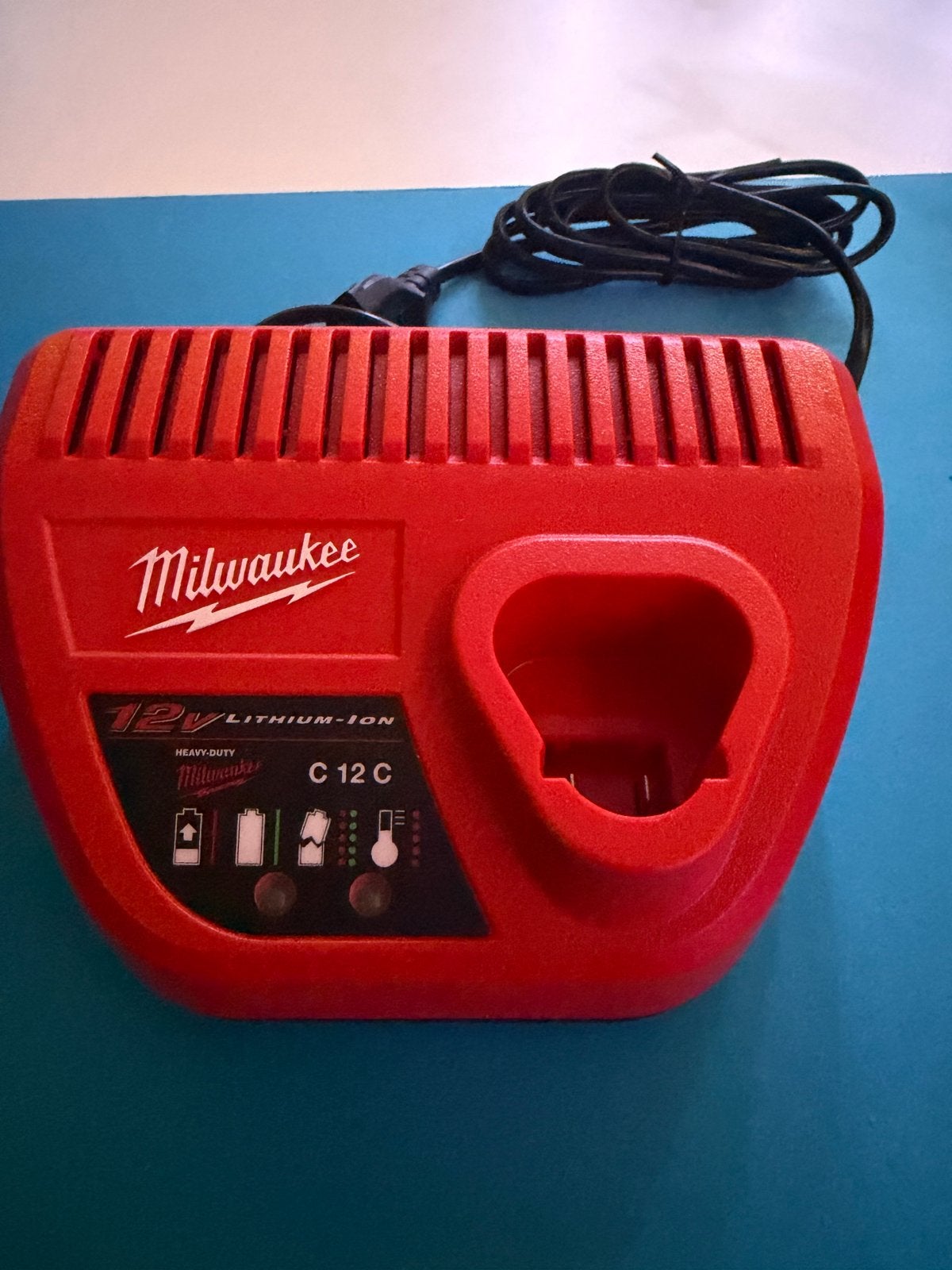 Milwaukee C12 C 12V Li-Ion Accu oplader, Nieuw