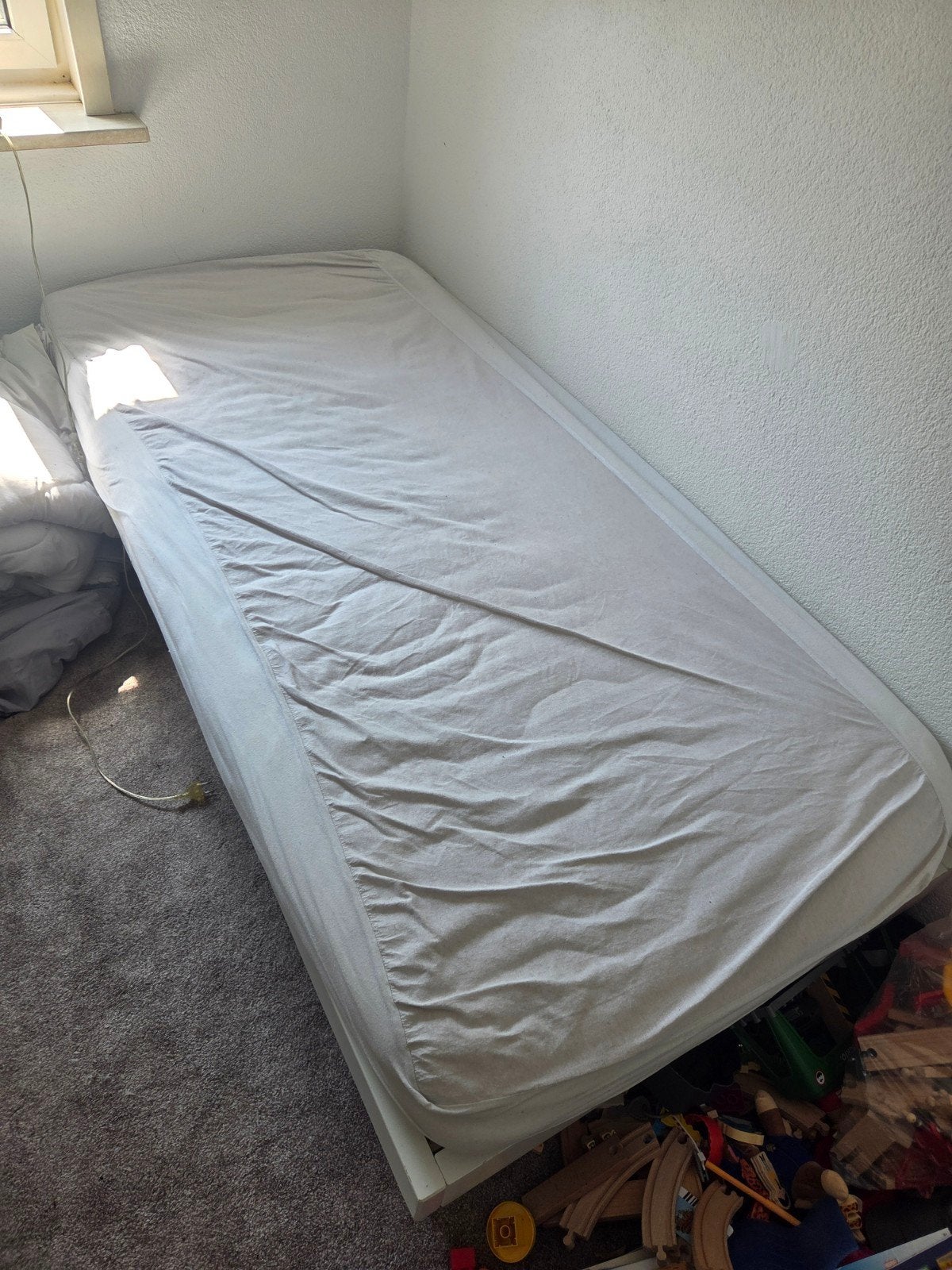 Gratis Eenpersoonsbed 90x200 met matras in goede staat, Huis en Inrichting, Slaapkamer | Bedden, Ophalen, 90 cm, Eenpersoons, Onbekend