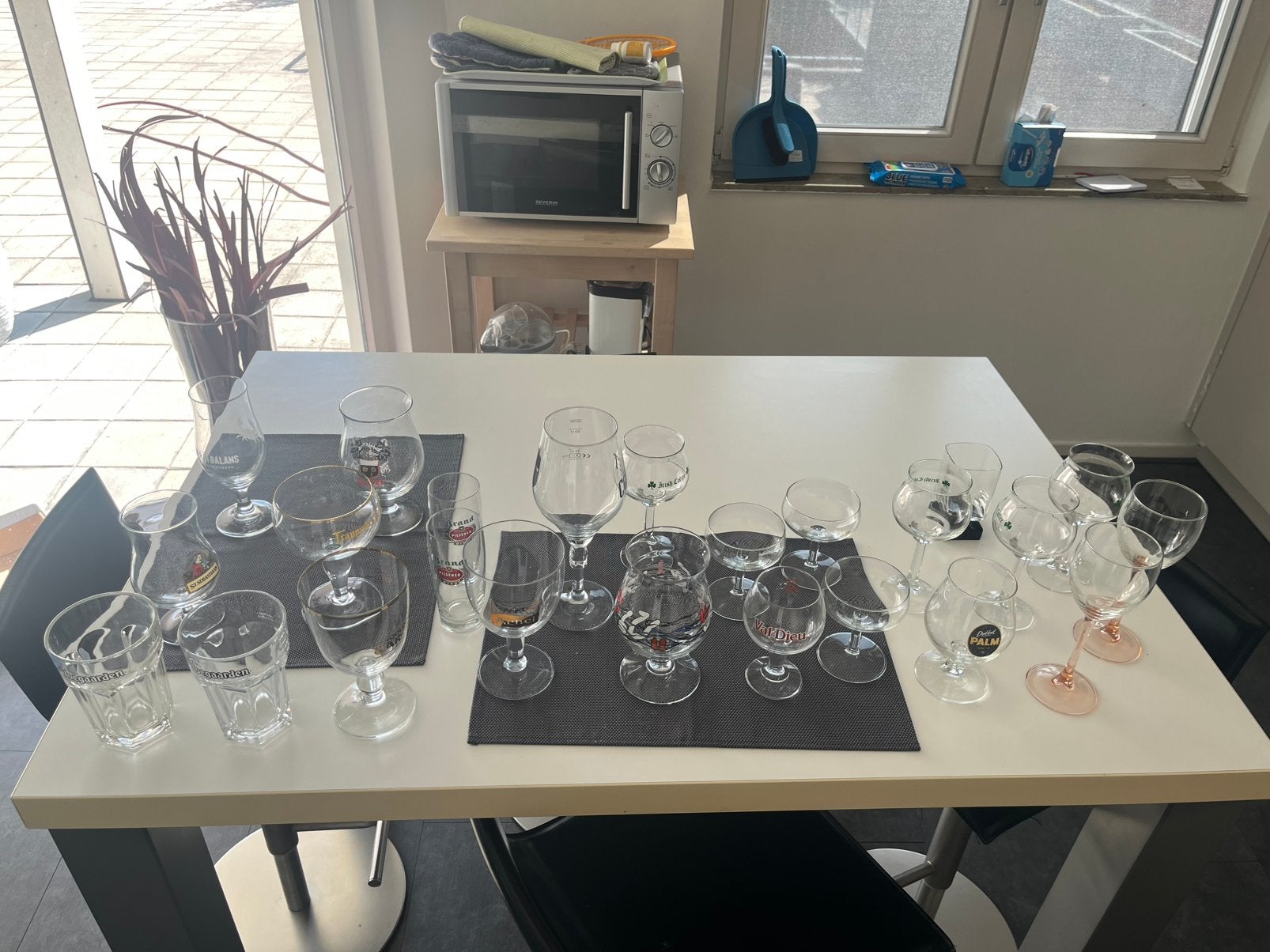 Verzameling buitenlandse bier en likeurglazen, Ophalen