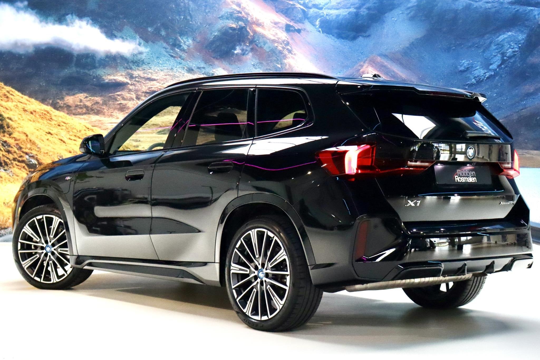BMW X1 xDrive25e M Sport|PANO|TrkHk|LEDER|20'', Auto's, BMW, Gebruikt, 16 kWh, Automatische klimaatregeling, Bedrijf