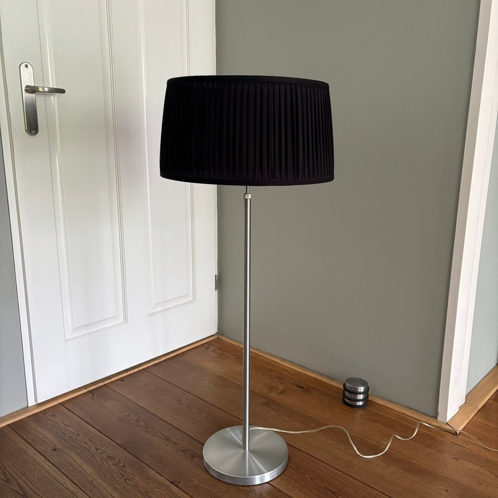 In hoogte verstelbare staande schemerlamp met zwarte kap, Huis en Inrichting, Lampen | Vloerlampen, Ophalen, 100 tot 150 cm, E27 (groot)
