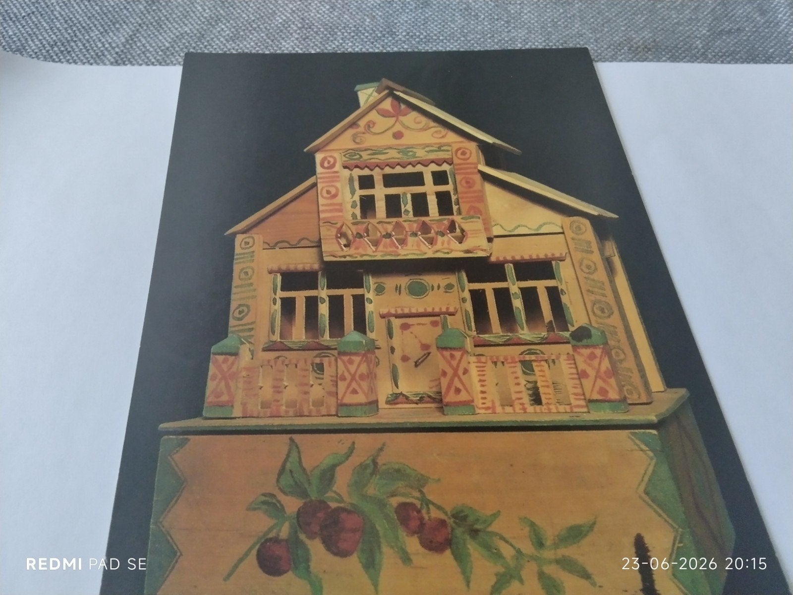 Traditioneel Russisch houten poppenhuis - Ansichtkaart, Verzamelen, Poppen, Ophalen of Verzenden, Pop