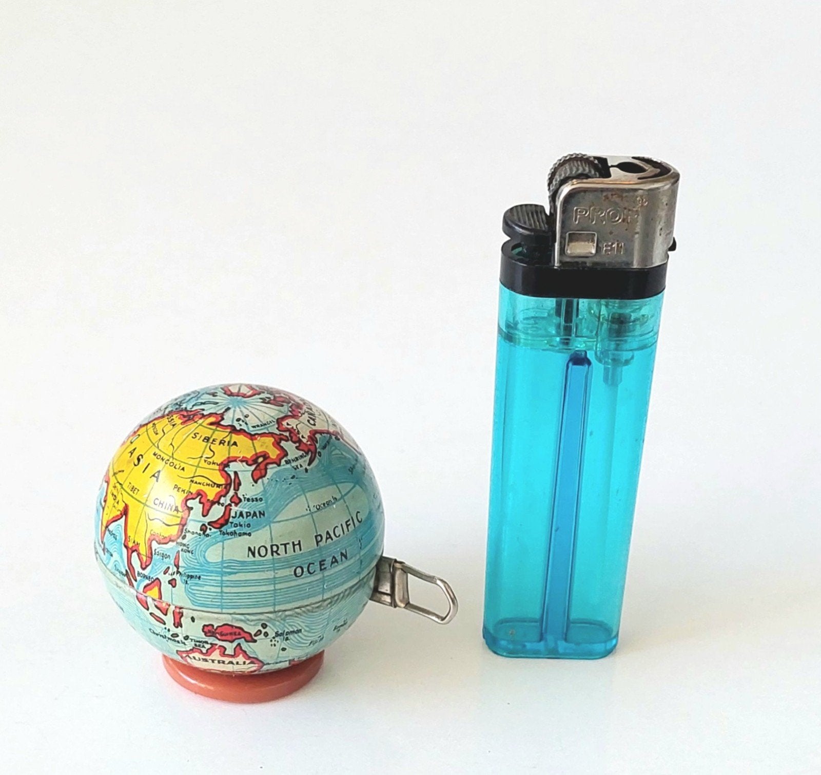Oud Blikken Meetlint Naaigarnituur i.v.v. Globe Wereldbol, Antiek en Kunst, Ophalen of Verzenden