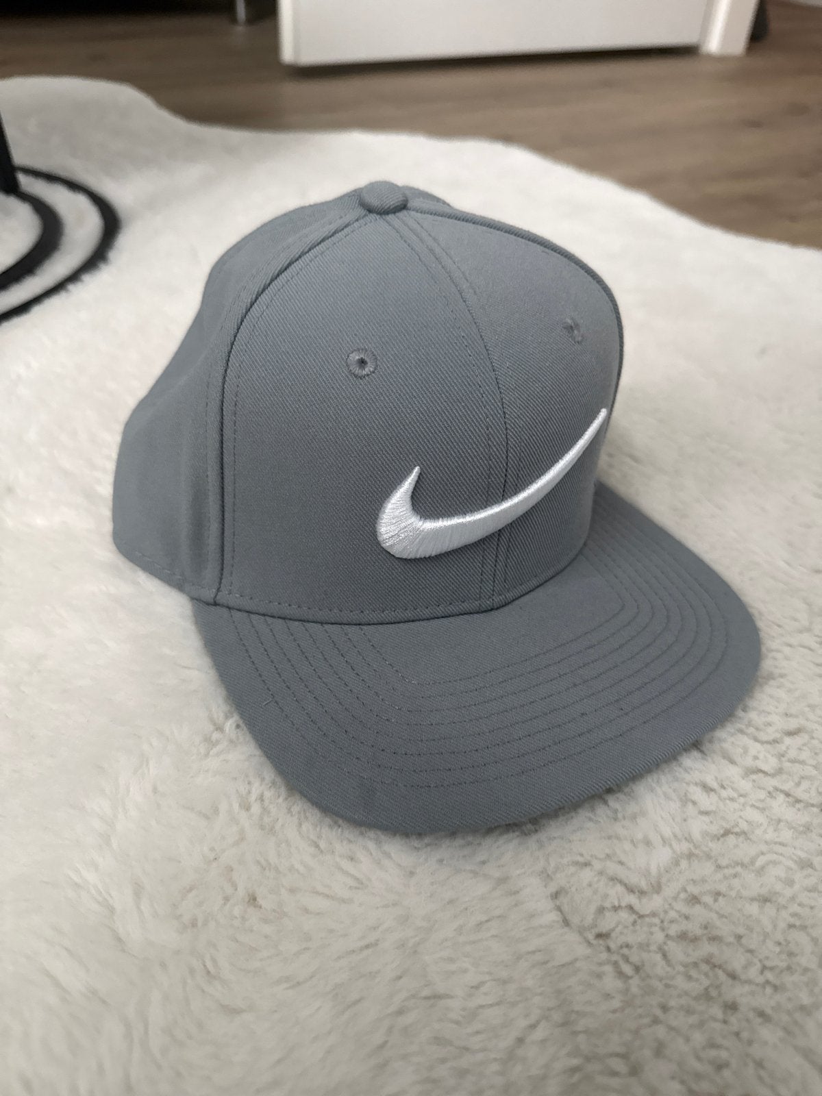 Nike pet grijs met groen onderkant, Kleding | Heren, Hoeden en Petten, Ophalen of Verzenden, Nieuw, One size fits all, Pet