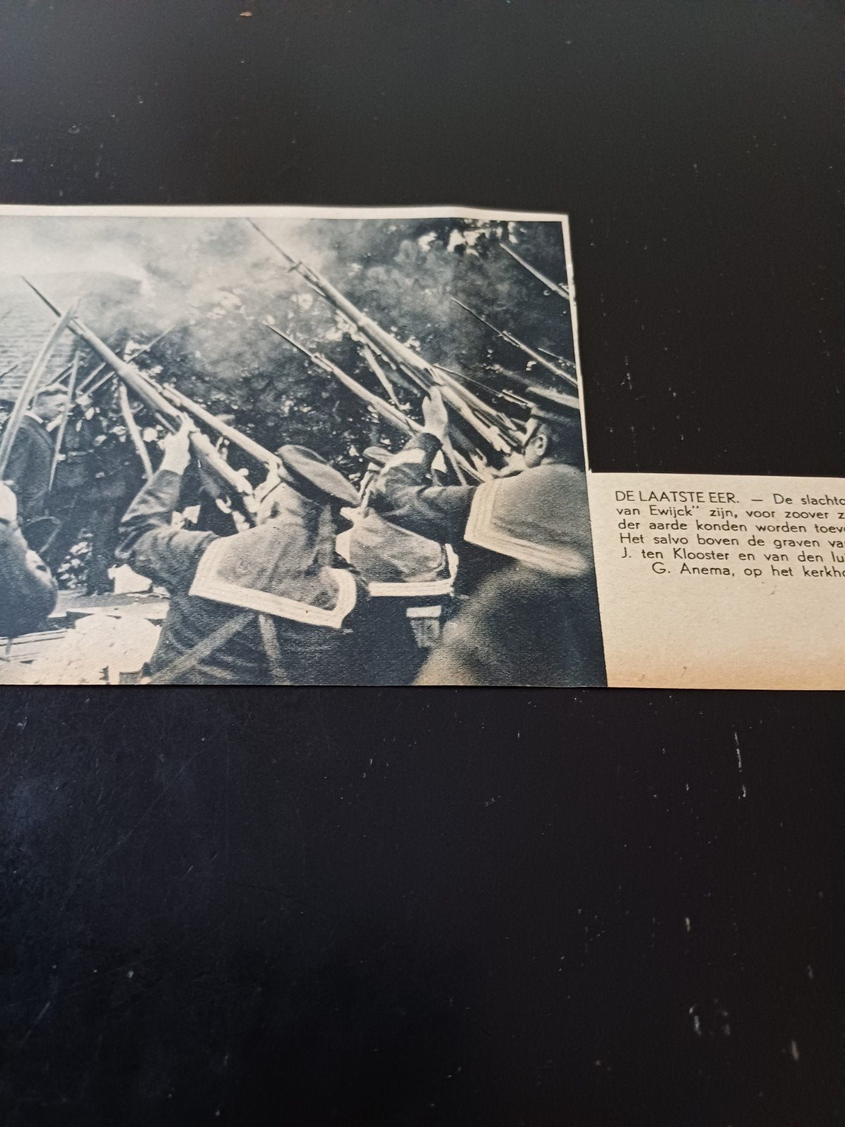 knipsel begrafenis slachtoffers Willem van Ewijck 1939, Ophalen of Verzenden, Zo goed als nieuw, Kaart, Foto of Prent