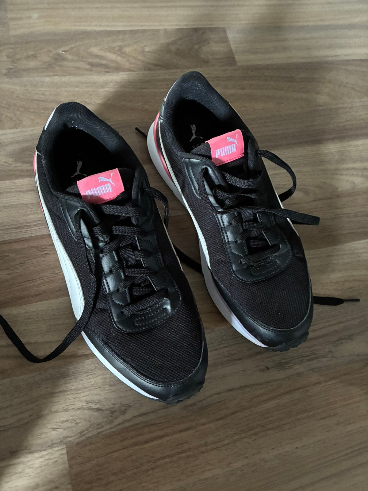Puma sneakers zgan 40, Ophalen of Verzenden, Zo goed als nieuw, Zwart, Sneakers of Gympen