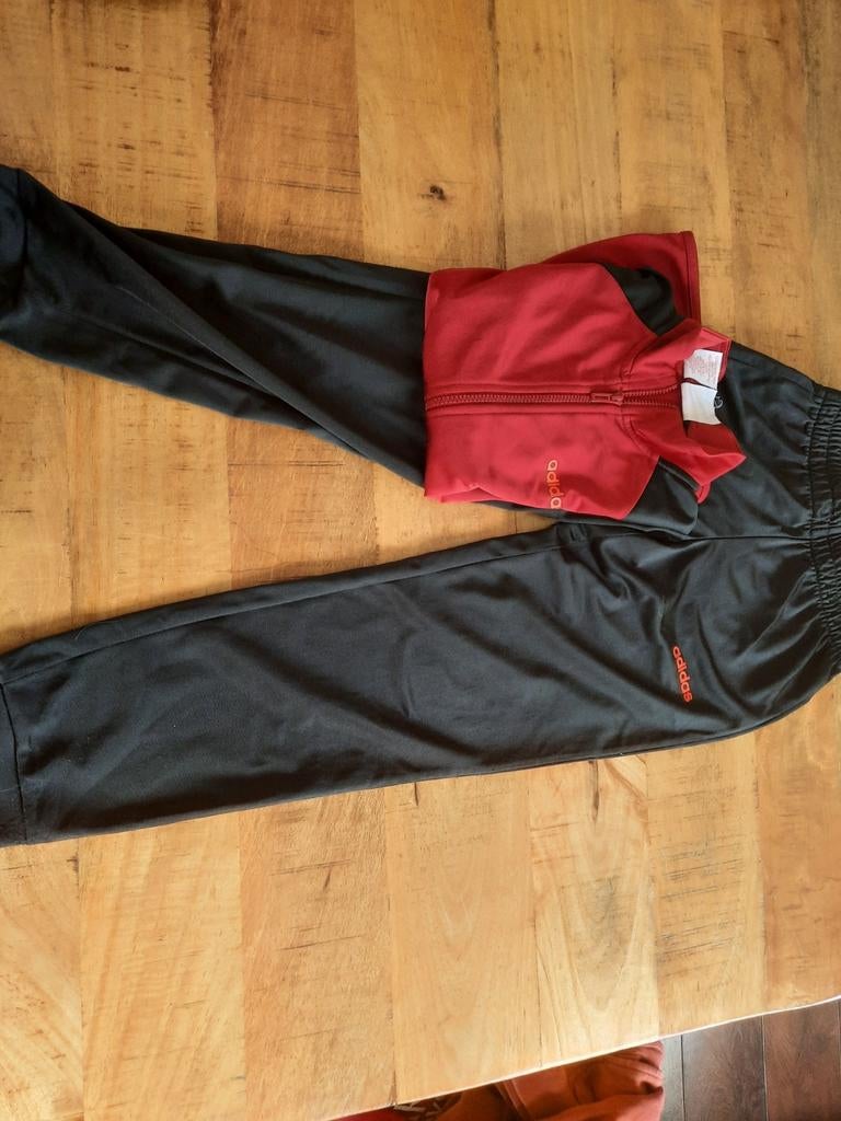 Adidas trainingspak rood/zwart - maat 140 (9-10 jaar), Ophalen, Adidas, Gebruikt, Jongen of Meisje