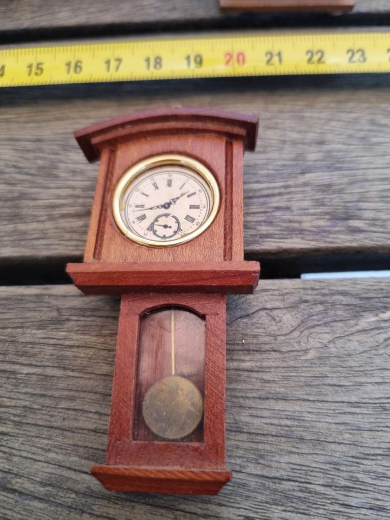 Miniatuur houten staande klok - Decoratief item, Ophalen of Verzenden