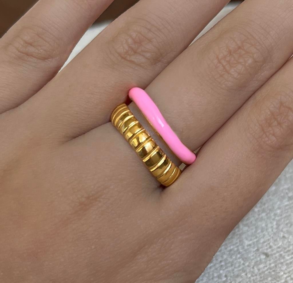Gouden ring met roze, NIEUW, Overige materialen, Nieuw, Ophalen of Verzenden, Roze