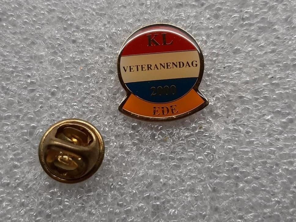 Pin  -  KL  Veteranen dag   2000 -  EDE, Ophalen of Verzenden, Landmacht, Nederland, Embleem of Badge
