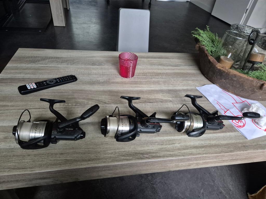 3x Shimano Baitrunner 4500 B + 2 reservespoelen, Ophalen of Verzenden, Gebruikt, Molen
