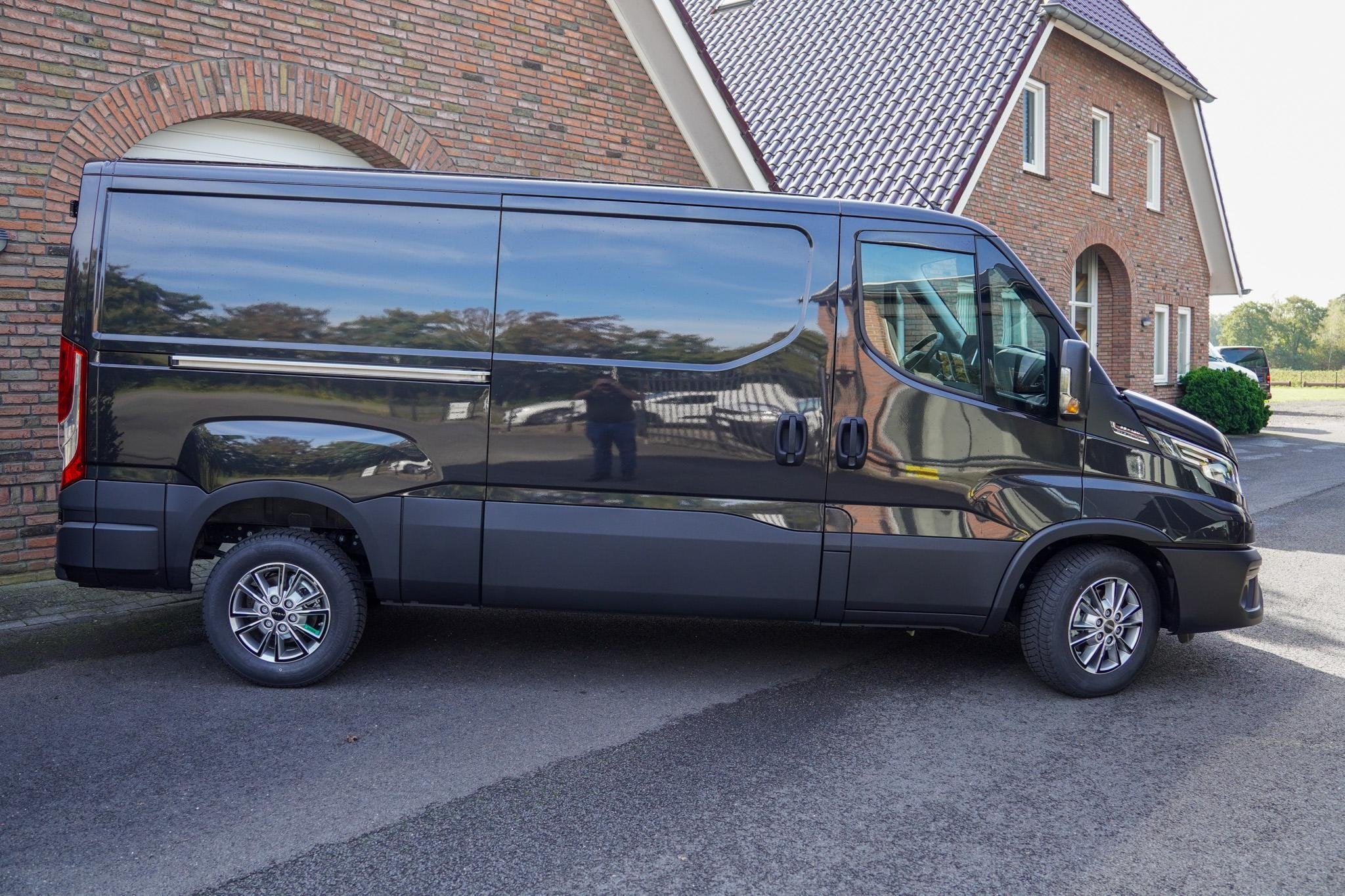 Iveco Daily 180 pk L2H1 Aut. 3500KG Laadvermogen Vol opties,, Auto's, Automaat, Gebruikt, Zwart, 4 cilinders