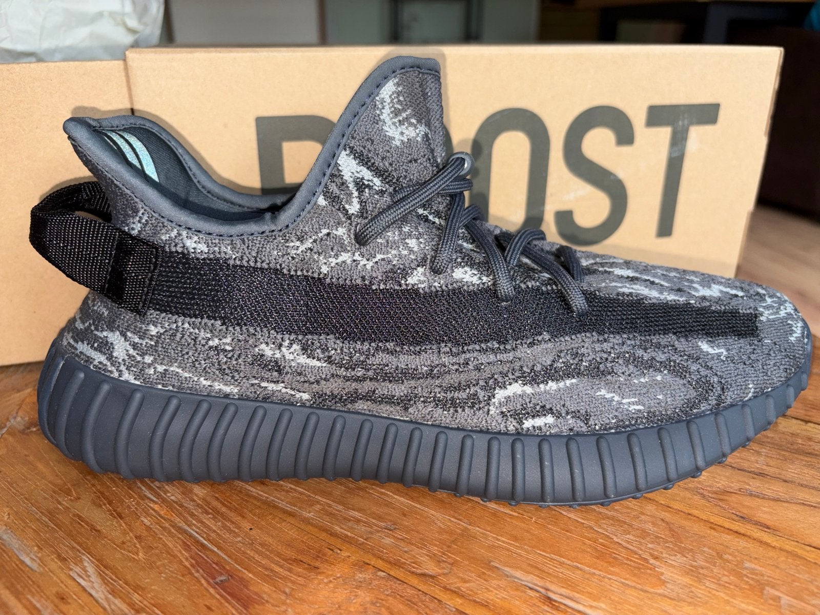 Nieuwe Adidas Yeezy Boost 350 V2 - MX Dark Salt, Ophalen of Verzenden, Nieuw, Sneakers of Gympen