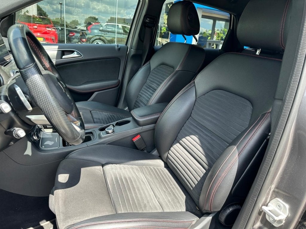 Mercedes-Benz B-Klasse 180 AMG Line Aut. Night I Navi I Trek, Auto's, Mercedes-Benz, 1325 kg, Gebruikt, 4 cilinders, Lichtsensor
