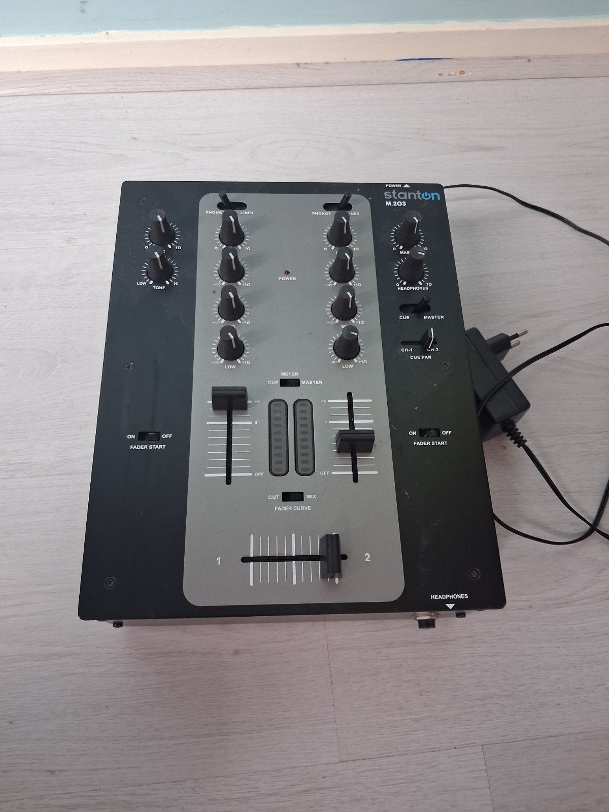 Stanton M.203 DJ Mixer - 2-kanaals met microfooningang, Ophalen of Verzenden, Gebruikt, Minder dan 5 kanalen, Microfooningang