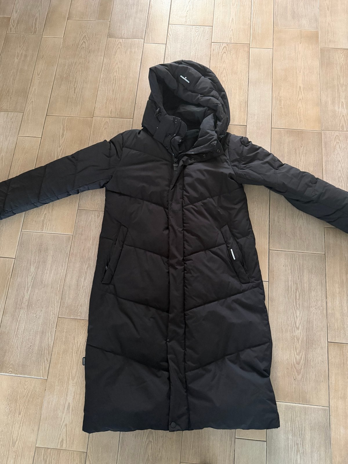 Zwarte lange gewatteerde jas met capuchon khujo, Kleding | Dames, Ophalen of Verzenden, Gedragen, Maat 38/40 (M), Zwart