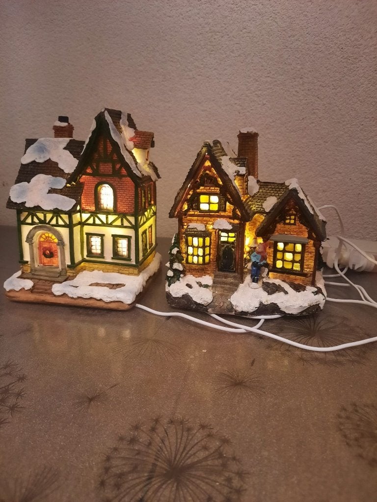 Twee sfeervolle kersthuisjes met verlichting, Diversen, Ophalen of Verzenden, Gebruikt