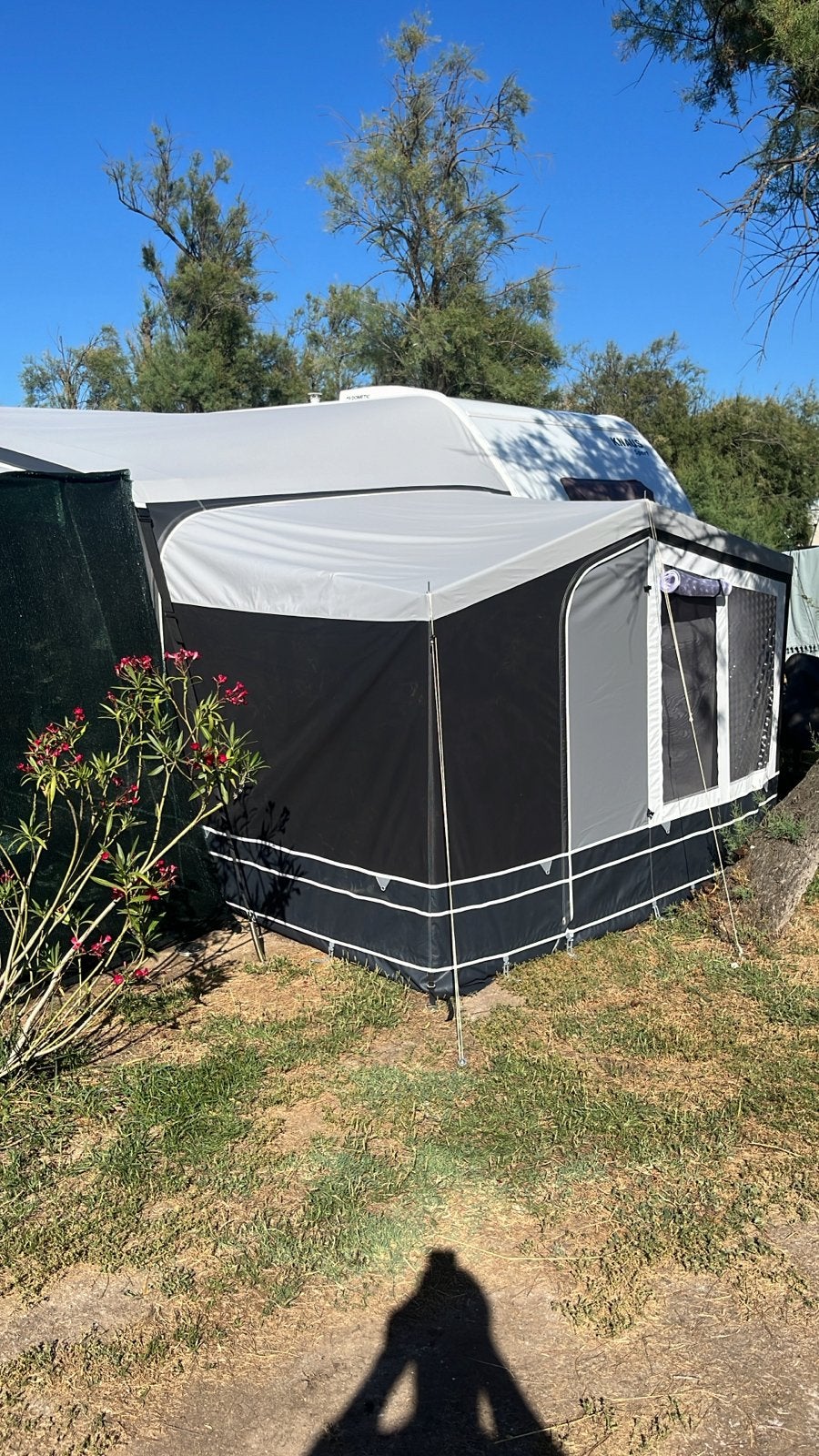 Dorema uitbouw Smaragd 270 met aluminium stokken en slaapcab, Ophalen, Zo goed als nieuw